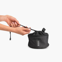 Carica l'immagine nel visualizzatore di Gallery, Brabantia - Porta Mollette - Accessorio per Stendibiancheria - Contiene Fino a 75 Mollette - Appendere allo Stendibiancheria Oppure al Filo per Stendere - Cestino per Riporre - Black - 16 x 16 x 16 cm