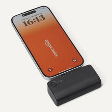 Carica l'immagine nel visualizzatore di Gallery, Amazon Basics Power Bank da 5000mAh, Max. 20W, Caricabatterie Portatile con Connettore USB-C Integrato, per Telefoni e T