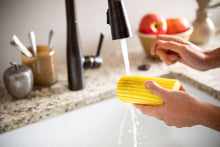Carica l'immagine nel visualizzatore di Gallery, Scrub Daddy Damp Duster, Spugna Magica per la Pulizia della Polvere, Spolverino per Persiane e Tende in Legno, Prese d'A