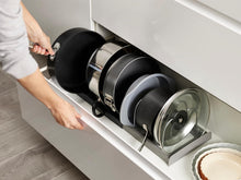 Carica l'immagine nel visualizzatore di Gallery, Joseph Joseph DrawerStore Expanding Cookware Organizer, contenitore salvaspazio per coperchi di pentole e teglie da forno - Grigio