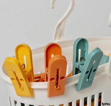 Carica l'immagine nel visualizzatore di Gallery, IPEA Mollette per il Bucato con Cestino in Plastica - 36 PEZZI - Super Leggero con Ganci - Mollette Colorate con Cestello per Appendere e Stendere Vestiti, Biancheria, Accessori - Stendibiancheria