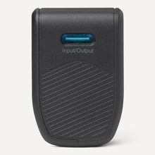 Carica l'immagine nel visualizzatore di Gallery, Amazon Basics Power Bank da 5000mAh, Max. 20W, Caricabatterie Portatile con Connettore USB-C Integrato, per Telefoni e T