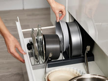Carica l'immagine nel visualizzatore di Gallery, Joseph Joseph DrawerStore Expanding Cookware Organizer, contenitore salvaspazio per coperchi di pentole e teglie da forno - Grigio