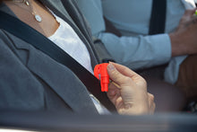 Carica l'immagine nel visualizzatore di Gallery, Resqme Lo Strumento Portachiavi per Fuga di Emergenza Originale per Auto, Rompivetro 2-in-1 e Taglia Cintura di Sicurezz