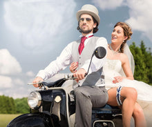 Carica l'immagine nel visualizzatore di Gallery, Giarrettiera da Sposa in Blu per Il Matrimonio, Nastro Decorato con Pzzo, Fiocco e Un Cuore Nobile Fatto di Bbrillantini