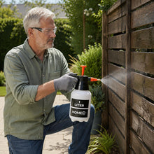 Carica l'immagine nel visualizzatore di Gallery, HOME It® Spruzzatore manuale 1L con pompa – Ugello regolabile – Serbatoio resistente ai raggi UV – Per irrigazione, diserbo, cura del giardino – Bianco/Nero/Arancione