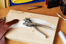 Carica l'immagine nel visualizzatore di Gallery, Amazon Basics Set pinza fustellatrice, per il cuoio, rotante, per fori di diverse dimensioni, Argento