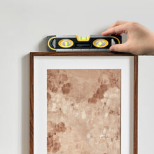 Carica l'immagine nel visualizzatore di Gallery, Amazon Basics livella torpedo magnetica e righello da 22.8 cm, a piombo/livella/bolla a 180, 90, 45 gradi, Nero, Giallo