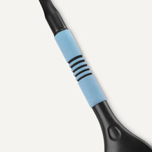 Carica l'immagine nel visualizzatore di Gallery, Amazon Basics - Spazzola da Neve con Raschietto da Ghiaccio, Impugnatura Ergonomica, Nero, Blu, 66.5cm