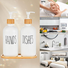 Carica l'immagine nel visualizzatore di Gallery, Confezione da 2 dispenser di sapone da cucina bianco per cucina bagno mani e piatti set dispenser di sapone in vetro con pompa vassoio in legno per piano di lavoro lavanderia shampoo lozione