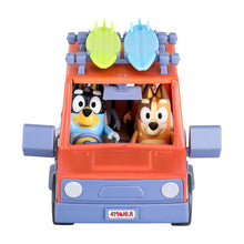 Carica l'immagine nel visualizzatore di Gallery, Bluey Heeler Family Veicolo 4WD e 4 figure Pack, 2,5-3 pollici, 2 accessori per tavole da surf e adesivi Amazon Exclusiv
