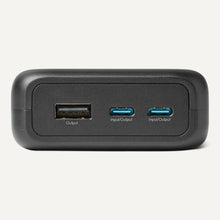 Carica l'immagine nel visualizzatore di Gallery, Amazon Basics Power Bank Portatile ad Alta Capacità con 3 Porte di Ricarica, 20000mAh, Colore Nero