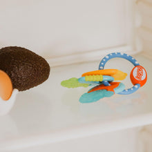 Carica l'immagine nel visualizzatore di Gallery, Nuby - Chiavi da dentizione IcyBite - Favorisce la visione e le capacit motorie - Anello da dentizione in gel ICE per ba