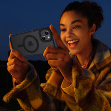 Carica l'immagine nel visualizzatore di Gallery, XTCASE Cover Magnetica per iPhone 15 Traslucida Opaca, Nero