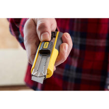 Carica l'immagine nel visualizzatore di Gallery, STANLEY FATMAX Cutter a lama spezzabile da 18mm con cartuccia, 0-10-481