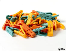 Carica l'immagine nel visualizzatore di Gallery, IPEA Mollette per il Bucato con Cestino in Plastica - 36 PEZZI - Super Leggero con Ganci - Mollette Colorate con Cestello per Appendere e Stendere Vestiti, Biancheria, Accessori - Stendibiancheria