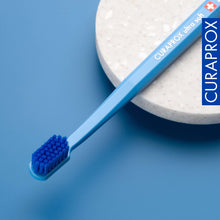 Carica l'immagine nel visualizzatore di Gallery, Curaprox CS 5460 Ultra Soft Spazzolino,Azzurro-Blu, Swiss Made
