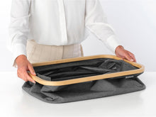 Carica l'immagine nel visualizzatore di Gallery, Brabantia Cesta per panni richiudibile 40L - Cesto impermeabile per il bucato bagnato e asciutto - Cesto per riporre vestiti e biancheria - Maniglie morbide - Accessorio per la casa - Pepper Black