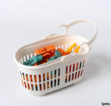 Carica l'immagine nel visualizzatore di Gallery, IPEA Mollette per il Bucato con Cestino in Plastica - 36 PEZZI - Super Leggero con Ganci - Mollette Colorate con Cestello per Appendere e Stendere Vestiti, Biancheria, Accessori - Stendibiancheria