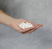 Carica l'immagine nel visualizzatore di Gallery, Ghiaia Bianco 1,8Kg - Sassolini Decorativi (9-12 mm)