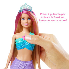 Carica l'immagine nel visualizzatore di Gallery, Barbie Dreamtopia Bambola Sirena con Capelli con Ciocche Rosa