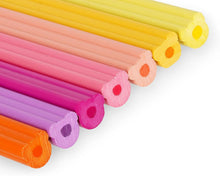 Carica l'immagine nel visualizzatore di Gallery, Legami - Set di 24 Matite Colorate con Temperino Teddy Friends, Pastelli per Colorare, a Forma di Orsetto, Resistenti, Senza Legno, Colori brillanti, Contenitore in PET riutilizzabile