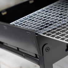 Carica l'immagine nel visualizzatore di Gallery, InnovaGoods® Barbecue Portatile a Carbonella, Tavolo Pieghevole e Facile da Trasportare, Design Moderno, Griglia di Prot