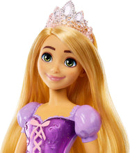 Carica l'immagine nel visualizzatore di Gallery, Mattel Disney Princess - Rapunzel bambola vestita alla moda con capi e accessori scintillanti ispirati al film, giocattolo per bambini, 3+ Anni, HLW03