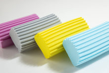 Carica l'immagine nel visualizzatore di Gallery, Scrub Daddy Damp Duster, Spugna Magica per la Pulizia della Polvere, Spolverino per Persiane e Tende in Legno, Prese d'A