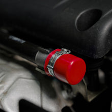 Carica l'immagine nel visualizzatore di Gallery, Simoni Racing ARTC Kit Pop-off con Mini Filtro Nero 25 mm e Cup Stopper Rosso, per Abarth 500 595 Grande Punto e Alfa Ro