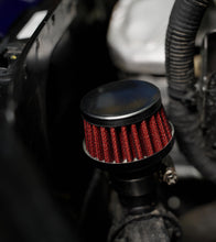 Carica l'immagine nel visualizzatore di Gallery, Simoni Racing ARTC Kit Pop-off con Mini Filtro Nero 25 mm e Cup Stopper Rosso, per Abarth 500 595 Grande Punto e Alfa Ro