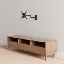 Carica l'immagine nel visualizzatore di Gallery, Amazon Basics, Supporto da Parete per TV Orientabile, Staffa Girevole e Inclinabile per TV o Monitor Piatti e Curvi da 1