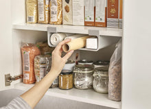 Carica l'immagine nel visualizzatore di Gallery, Joseph Joseph - CupboardStore, portaoggetti sotto scaffale per pellicola, Polipropilene, stagnola e sacchetti, organizer salvaspazio - Una taglia Colore: grigio