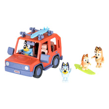 Carica l'immagine nel visualizzatore di Gallery, Bluey Heeler Family Veicolo 4WD e 4 figure Pack, 2,5-3 pollici, 2 accessori per tavole da surf e adesivi Amazon Exclusiv
