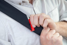 Carica l'immagine nel visualizzatore di Gallery, Resqme Lo Strumento Portachiavi per Fuga di Emergenza Originale per Auto, Rompivetro 2-in-1 e Taglia Cintura di Sicurezz