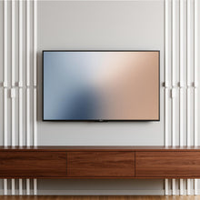 Carica l'immagine nel visualizzatore di Gallery, Amazon Basics Canalina Passacavi per Gestione Cavi Sotto la Scrivania, TV a Parete, Casa e Ufficio, 406,4cm, Bianco
