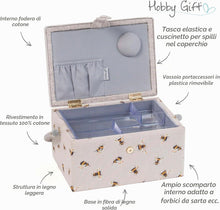 Carica l'immagine nel visualizzatore di Gallery, Hobby Gift Scatola Media per Cucito con Manico - Cestino Porta Cucito in Cotone con Scomparti per Strumenti e Accessori Creativi - 19 x 26 x 15 cm, Ape Ricamata