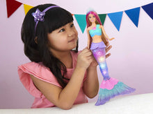 Carica l'immagine nel visualizzatore di Gallery, Barbie Dreamtopia Bambola Sirena con Capelli con Ciocche Rosa