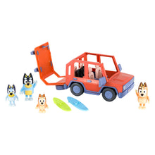 Carica l'immagine nel visualizzatore di Gallery, Bluey Heeler Family Veicolo 4WD e 4 figure Pack, 2,5-3 pollici, 2 accessori per tavole da surf e adesivi Amazon Exclusiv