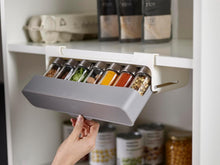 Carica l'immagine nel visualizzatore di Gallery, Joseph Joseph CupboardStore, Porta Spezie da Sottopensile per la Cucina, Organizer Spezie Cucina, Grigio