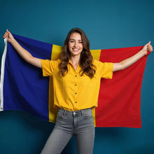 Carica l'immagine nel visualizzatore di Gallery, PHENO FLAGS Bandiera Romania 90x150cm – rumena – resistente alle intemperie con occhielli in ottone - 100% poliestere - 