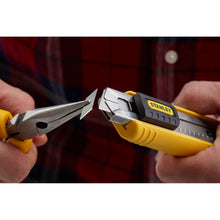 Carica l'immagine nel visualizzatore di Gallery, STANLEY FATMAX Cutter a lama spezzabile da 18mm con cartuccia, 0-10-481