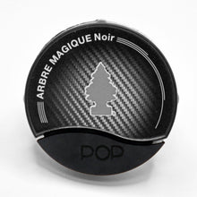 Carica l'immagine nel visualizzatore di Gallery, Arbre Magique POP, Profumatore Auto Solido, Fragranza Noir, Profumazione Dinamica e Sportiva, Durata Fino a 30 Giorni, D