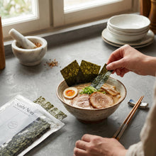 Carica l'immagine nel visualizzatore di Gallery, Emma Basic - Premium Sushi Nori 40 fogli interi | Giovane e croccante | Ricco di proteine | Ad alto contenuto di fibre
