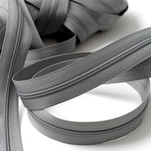 Carica l'immagine nel visualizzatore di Gallery, IPEA Cerniera Lampo Catena Continua misura #3 Grigia - [ 5 METRI + 15 CURSORI IN METALLO ] - Made in Italy - Zip Ritagliabile per Cucito, Abbigliamento, Accessori - Larghezza 30 mm - Grigio