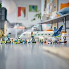 Carica l'immagine nel visualizzatore di Gallery, LEGO City Aereo Passeggeri, Modellino di Aeroplano Giocattolo da Costruire con 9 Minifigure e Veicoli dell'Aeroporto: Autobus, Trattore Aeroportuale, Camion del Catering e Furgone, Idea Regalo 60367