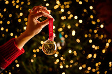Carica l'immagine nel visualizzatore di Gallery, Mazzetti D' Altavilla Pallina Alcolica" - "Merry grappa" - 100 ml