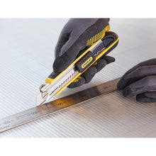 Carica l'immagine nel visualizzatore di Gallery, STANLEY FATMAX Cutter a lama spezzabile da 18mm con cartuccia, 0-10-481