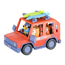 Carica l'immagine nel visualizzatore di Gallery, Bluey Heeler Family Veicolo 4WD e 4 figure Pack, 2,5-3 pollici, 2 accessori per tavole da surf e adesivi Amazon Exclusiv