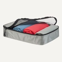 Carica l'immagine nel visualizzatore di Gallery, Amazon Essentials, Set di 4 Packing Cube, Accessori da Viaggio, Organizer per Bagagli con Doppia Cerniera, Parte Superiore in Rete, 100% Poliestere, Medium, Grigio (in Precedenza Amazon Basics)
